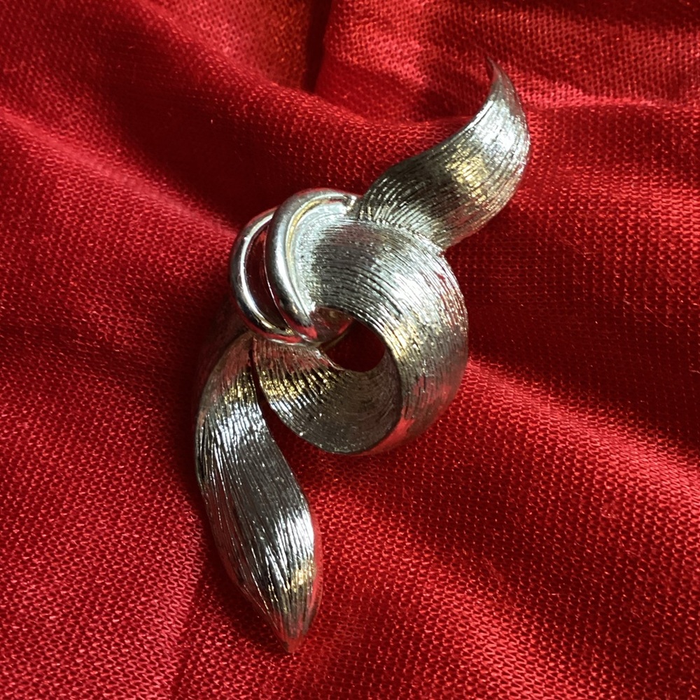 Vintage Lisner Silver Tone Ribbon Brooch